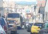 Lafaietense flagra ônibus parando longe do ponto, dificultando entrada de passageira e travando trânsito
