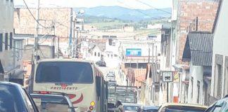 Lafaietense flagra ônibus parando longe do ponto, dificultando entrada de passageira e travando trânsito