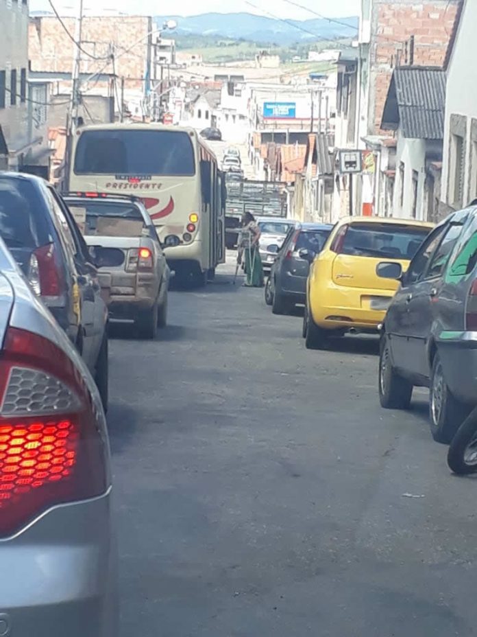 Ônibus_parando_fora_do_ponto2
