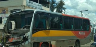 Duas pessoas ficam feridas em acidente entre caminhão e micro-ônibus em Lafaiete