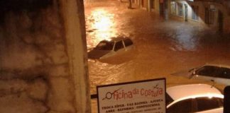 Chuva forte inunda lojas, igreja e deixa carros ilhados em Barbacena
