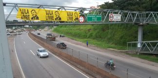 Faixa de apoio ao movimento “Lula Livre” é afixada na passarela da Barreira em Lafaiete