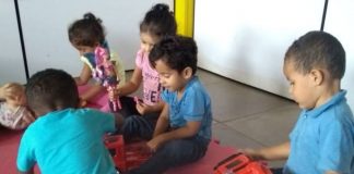 Crianças recebem novos brinquedos na Creche CAIC em Lafaiete
