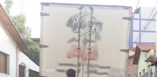 Trânsito de caminhões irrita moradores da rua Dr. Campolina em Lafaiete