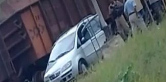 Veículo é atingido por trem em Lafaiete
