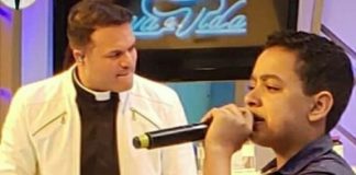 Padre Alessandro Campos envia presente para o cantor mirim Igor Silveira, ex-The Voice Kids