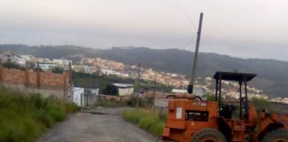 Cansados de esperar por serviço da prefeitura, funcionários de empresa tapam buracos em rua do bairro Lima Dias