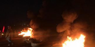 Em protesto contra o governo, manifestantes bloqueiam a BR-040