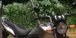 Dupla rende mulher e rouba motocicleta