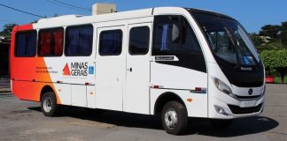 Glaycon Franco entrega micro-ônibus que atenderá a municípios do Alto Paraopeba e Vale do Piranga