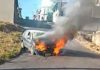 Veículo pega fogo em rua e fica destruído em Lafaiete; Veja o vídeo
