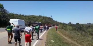 Em protesto, motoristas percorrem trecho da BR-040 a pé