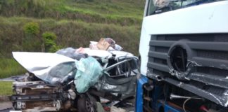 Uma pessoa morre e outra fica ferida em colisão entre caminhão e veículo de passeio na BR-040