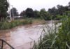 Chuva forte em Buarque de Macedo faz rio Bananeiras transbordar e alagar ruas e casas
