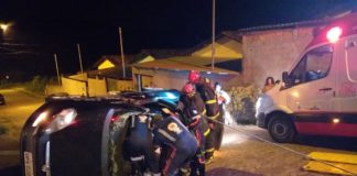 Casal é socorrido pelos bombeiros após capotamento de veículo