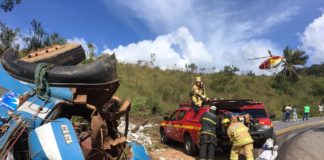 Caminhão perde o freio, tomba na MG-129 e deixa vítima fatal