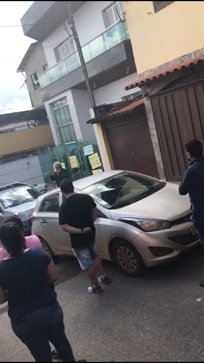 Comerciantes_em_frente_casa_prefeito