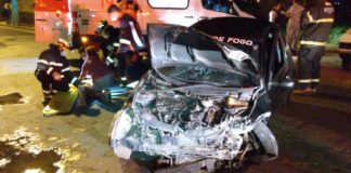 Homem com suspeita de embriaguez bate carro em muro e foge sem prestar socorro as vítimas