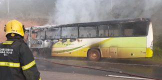 Ninguém se feriu no incêndio em ônibus na BR-040