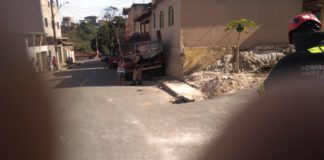 Homem fica gravemente ferido ao ser atropelado pelo próprio caminhão