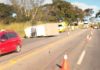 Caminhão tomba e deixa trânsito lento na BR-040 em Lafaiete