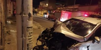 Homem fica ferido após veículo bater em meio-fio, rodar na pista e atingir carro estacionado