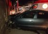 Mulher passa mal ao volante e bate carro contra muro de escola