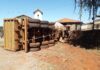 Carreta tomba e deixa coreto de igreja destruído