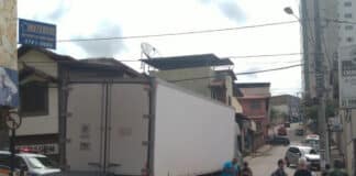 Caminhão volta de ré e atinge dois veículos no bairro Chapada em Lafaiete