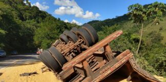 Capotamento de carreta deixa vítima fatal e outra ferida na MG-482