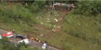 Duas pessoas morreram e 22 ficaram feridas no acidente com ônibus na MG-129