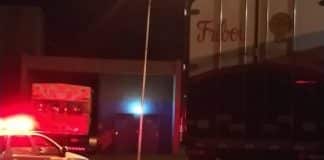 Criminosos rendem caminhoneiro e roubam carga de carne