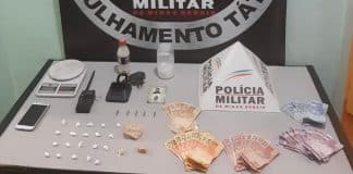 Suspeito de tráfico foge da PM, pula muro e deixa para trás droga, dinheiro e rádio comunicador