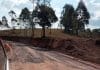 Prefeitura de Lafaiete coloca escória em trecho da estrada de São Gonçalo após ônibus ficar atolado