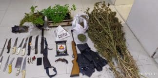 Escondido em alçapão, homem é preso por tentativa de homicídio e PM apreende drogas