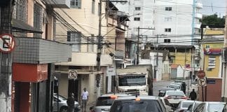 Carreta na contramão deixa trânsito confuso em rua da região central de Lafaiete