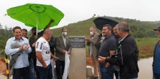 Debaixo de chuva, Mário Marcus entrega nova ponte de Sismaria