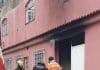 Bombeiros são acionados para debelar incêndio em casa no bairro São Sebastião em Lafaiete