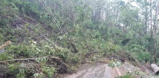 Queda de barreira interdita a MG-129 entre Ouro Branco e Ouro Preto