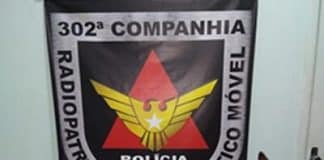 Com ajuda de cão farejador, PM localiza 43 pedras de crack em lote vago no bairro Rochedo