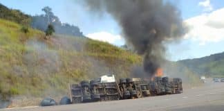 Carreta e caminhão pegam fogo na MG-383