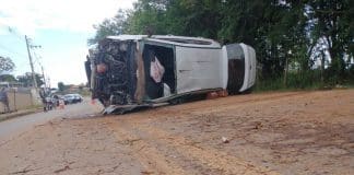 Condutora é socorrida após capotamento de veículo na MG-129