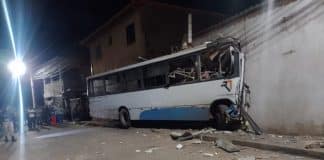 Ônibus atinge casa e motorista morre