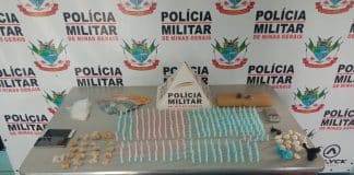PM apreende 365 pinos de cocaína, barra de maconha e prende suspeito de tráfico