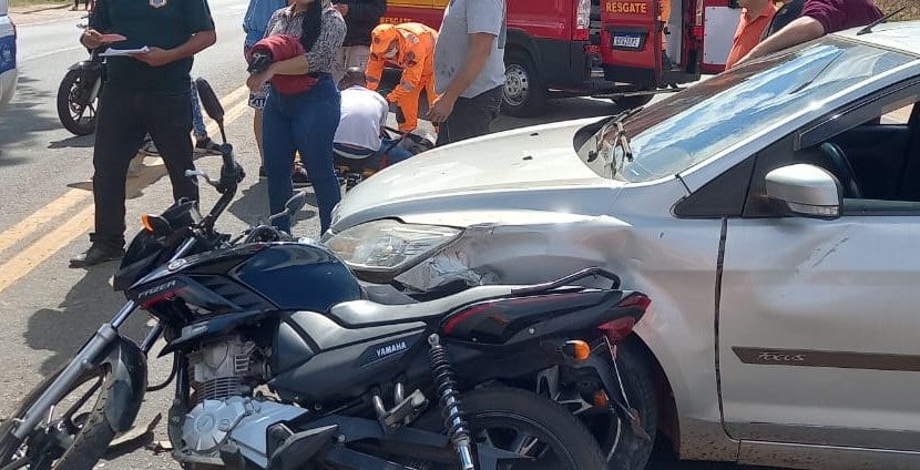 Jovem fica ferida em acidente entre carro e moto – Lafaiete Agora