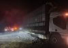 Bombeiros controlam incêndio em carreta com carga de carvão na BR-040