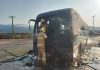 Bombeiros combatem incêndio em ônibus na portaria da CSN