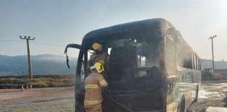 Bombeiros combatem incêndio em ônibus na portaria da CSN