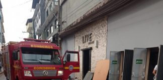 Bombeiros combatem incêndio em casa de show