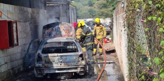 Incêndio deixa veículo destruído em Lafaiete